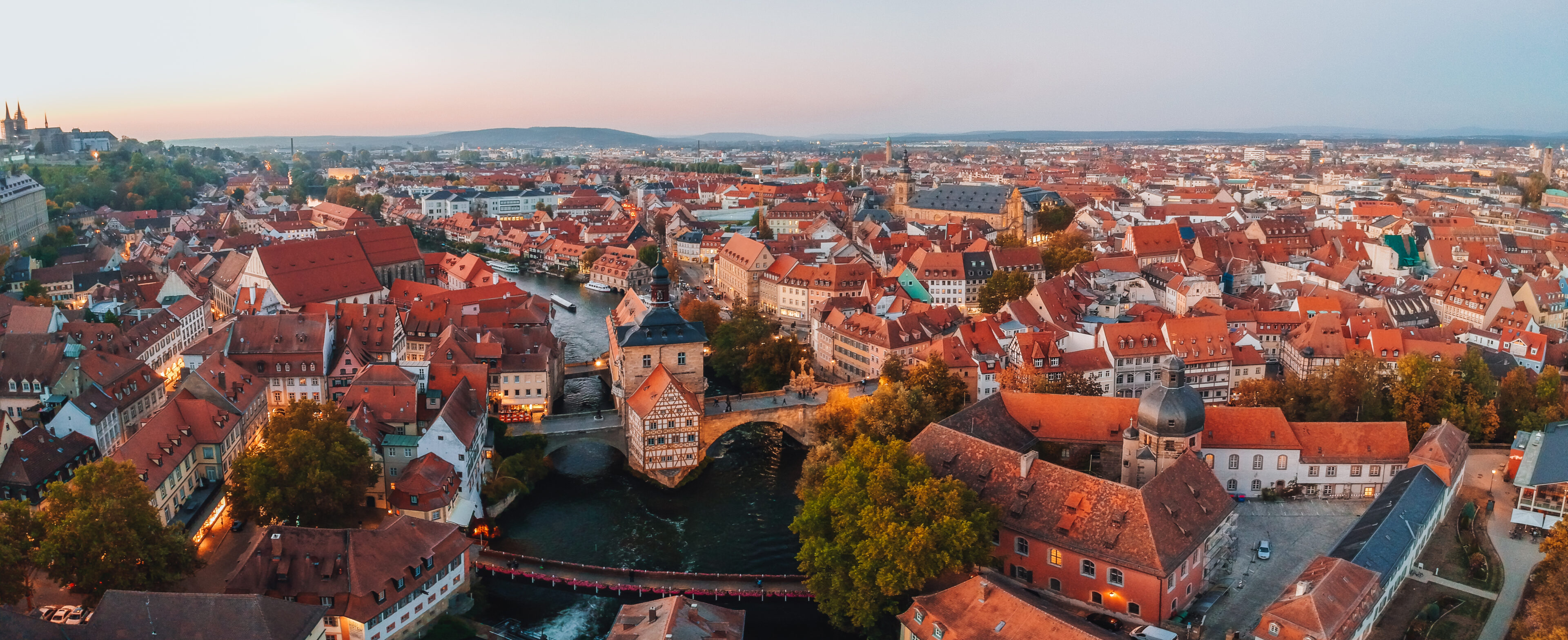 Bamberg von oben: Altstadt an der Regnitz mit dem Alten Rathaus