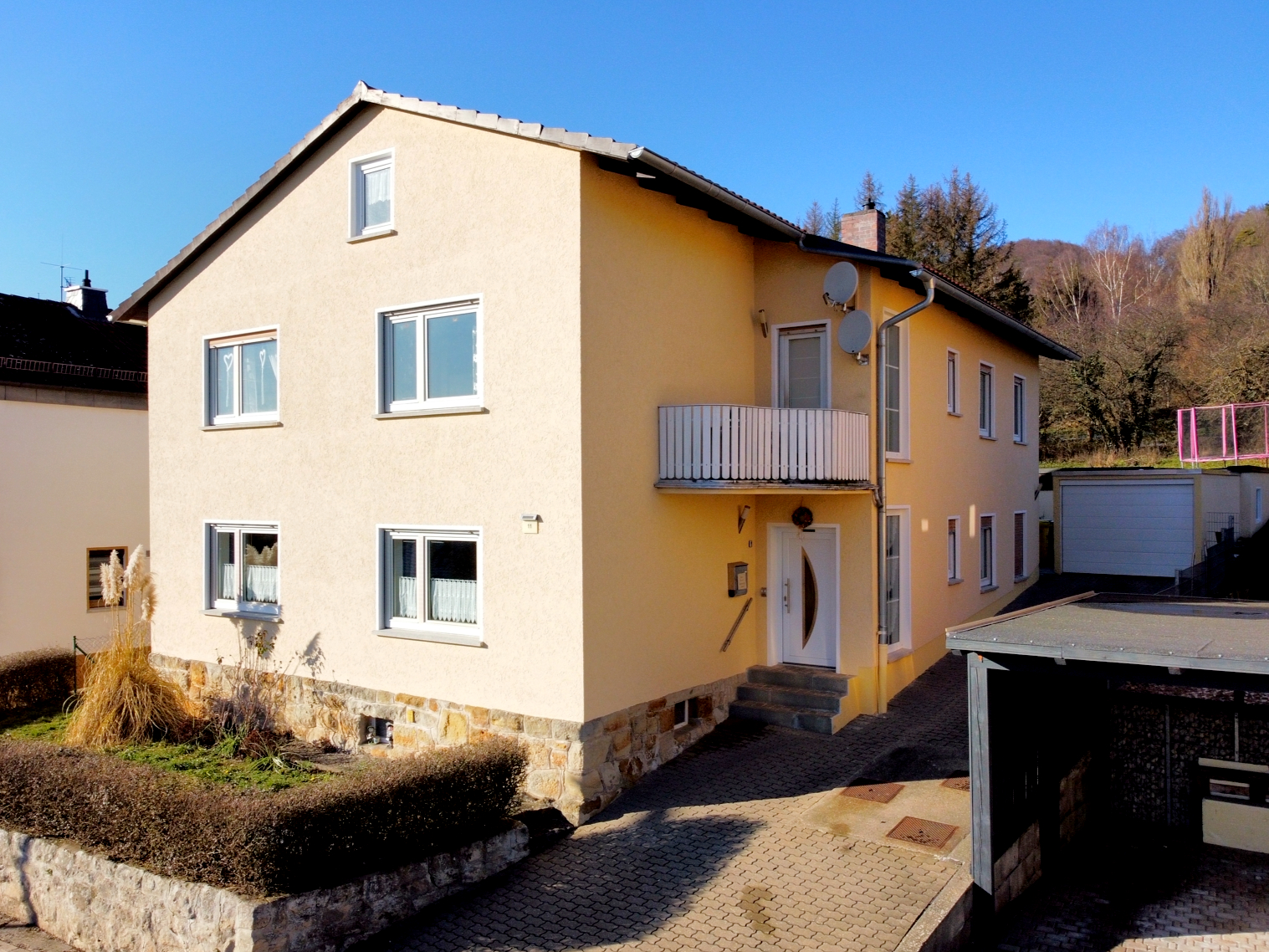 Verkauftes Mehrfamilienhaus mit drei Wohnungen in Schmölz