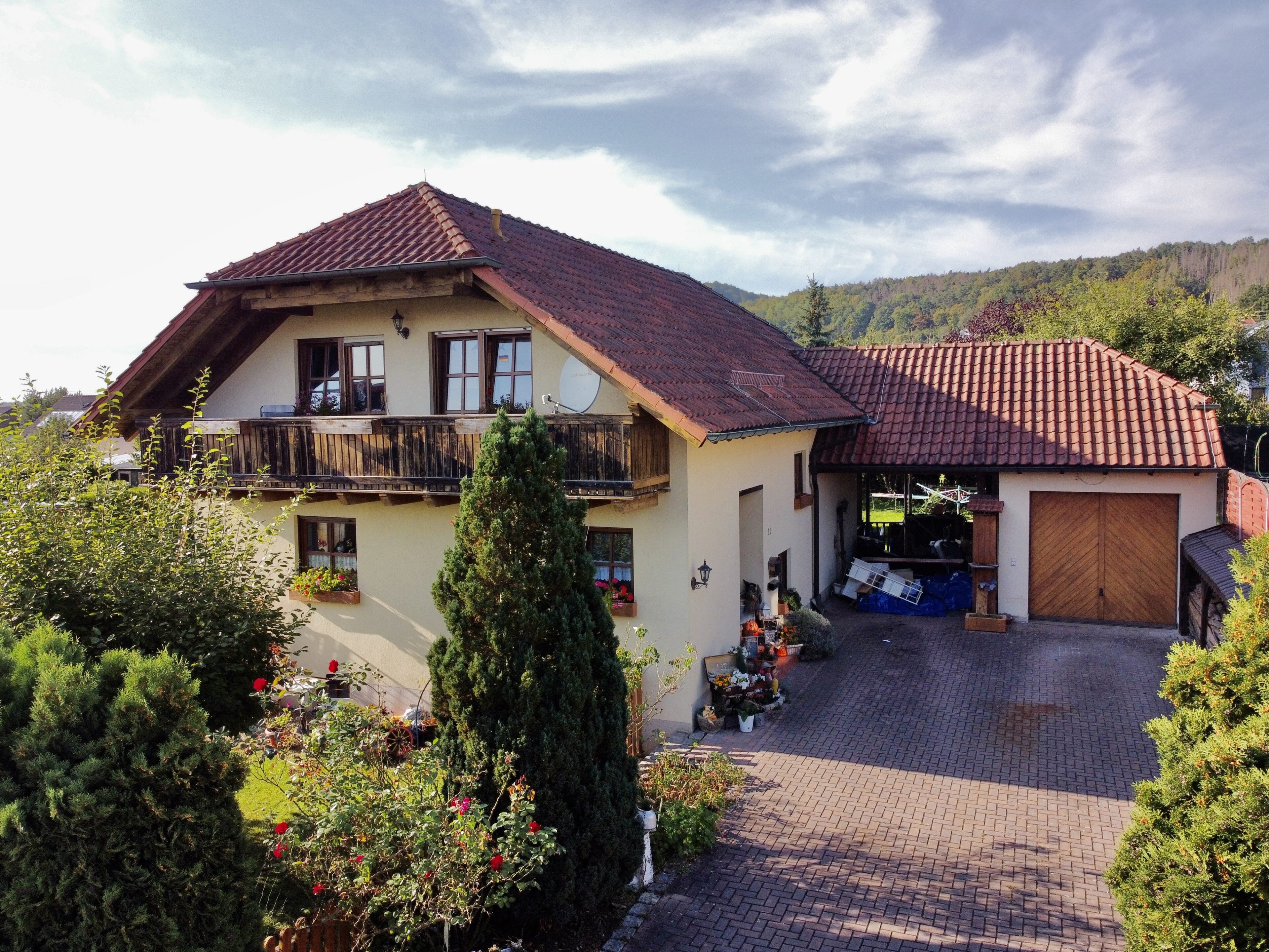 Verkauftes Wohnhaus mit Balkon und Doppelgarage in Küps