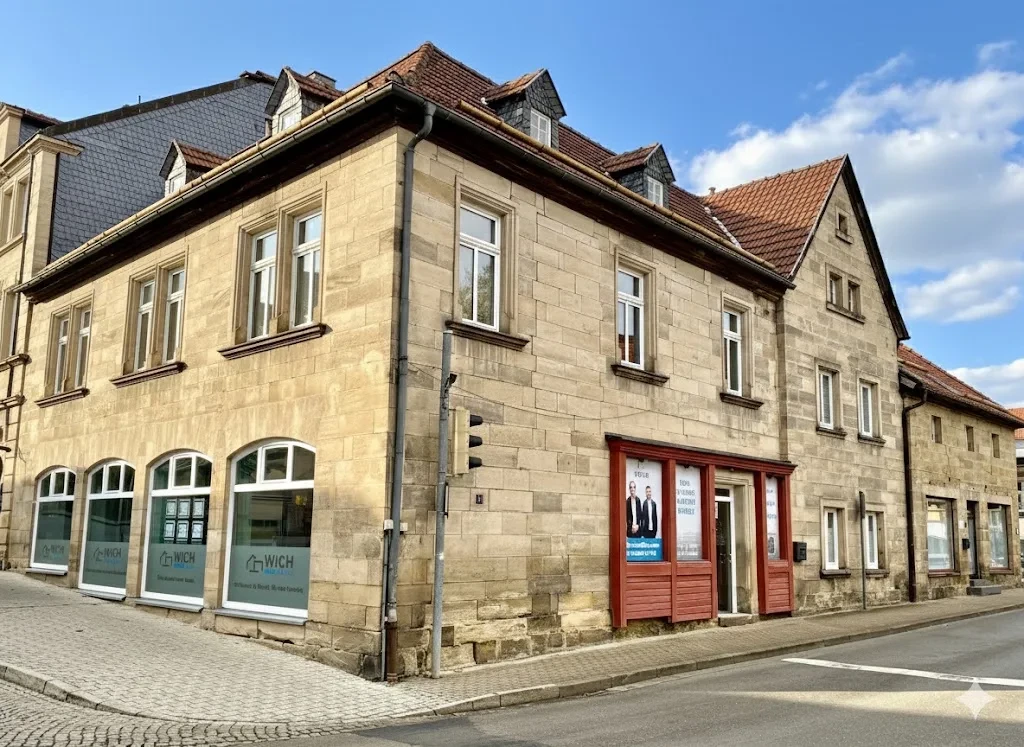 Das Büro von Wich Immobilien am Bahnhofsplatz 11 in Kronach von außen
