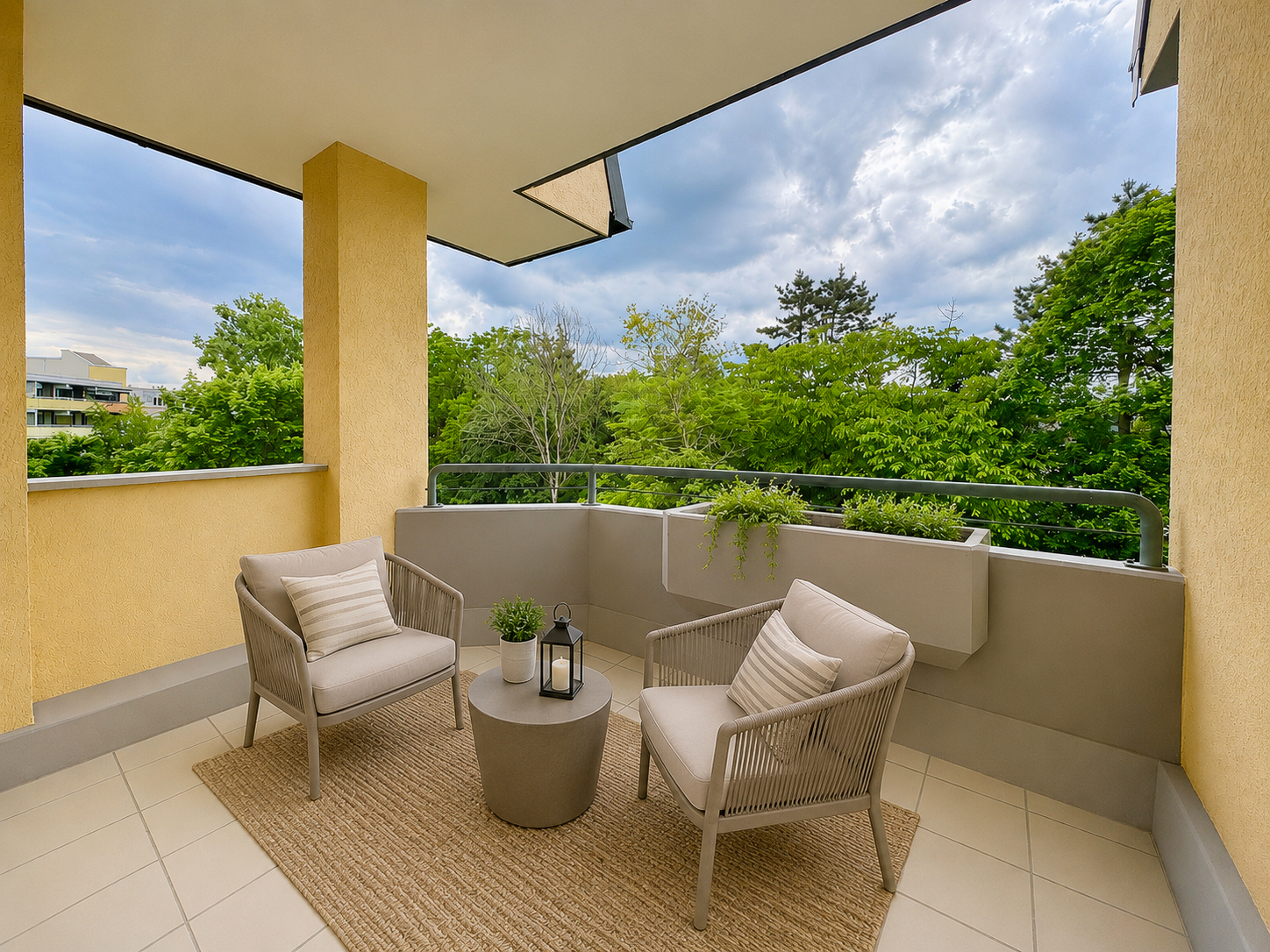 Balkon (KI möbliert)