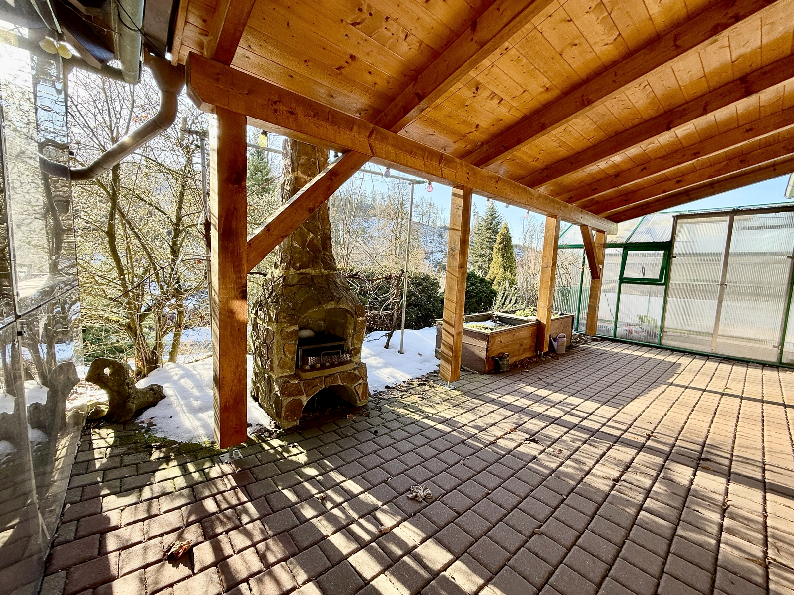 überdachte Grillstelle