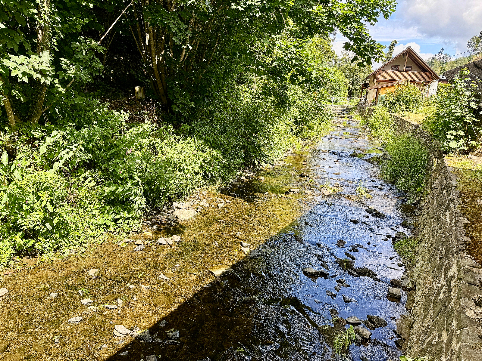 Direkt angrenzender Bachlauf