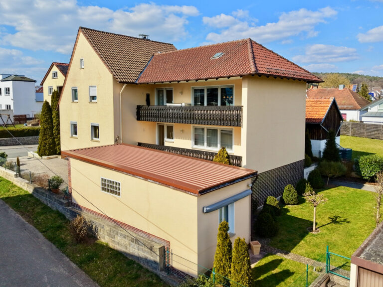 Solides Zweifamilienhaus mit Garten in begehrter Lage von Frohnlach