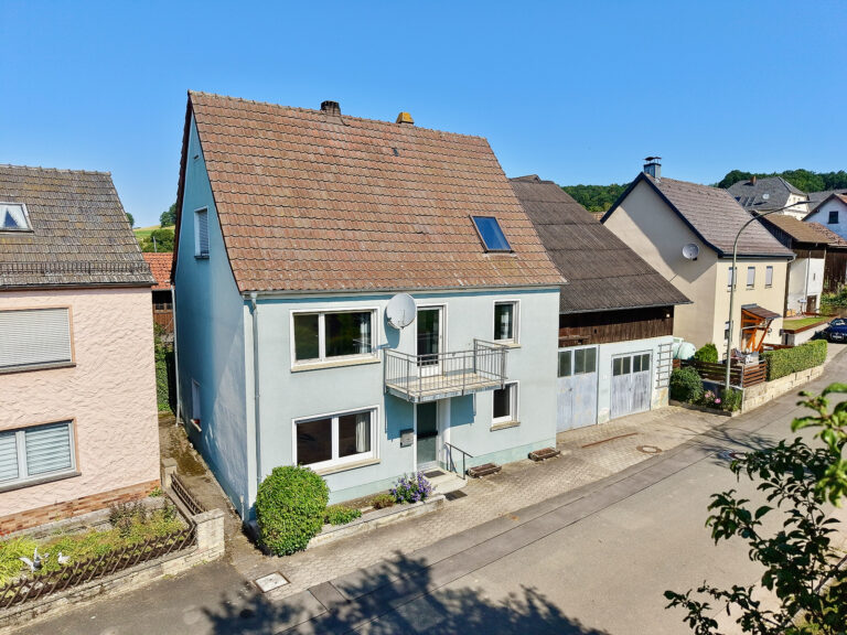 Großzügiges Wohnhaus mit Nebengebäude und Garten in Burgkunstadt OT Theisau