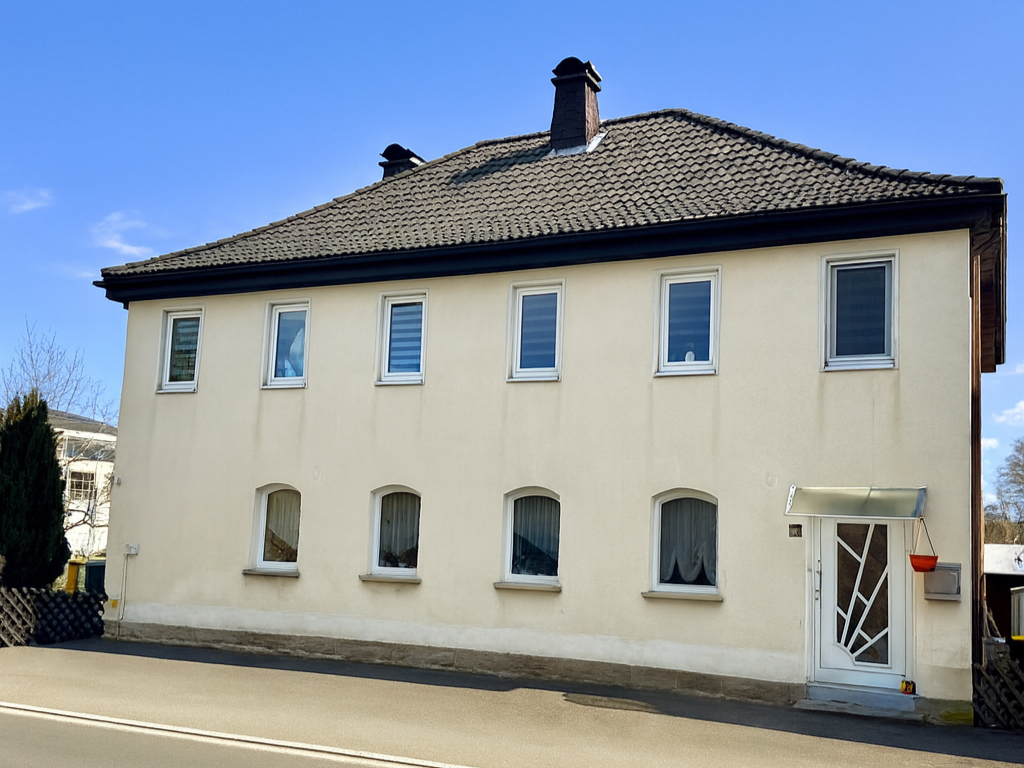 Vermietetes Zweifamilienhaus in zentraler Lage von Pressig