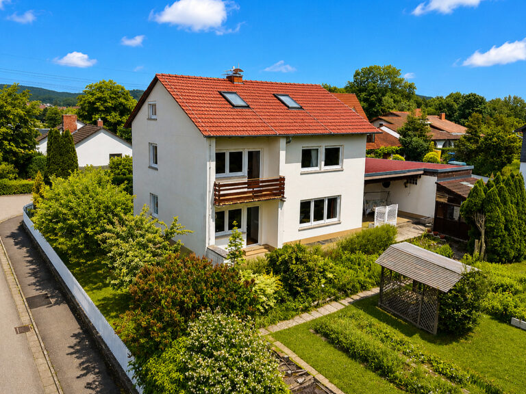 Großzügiges Wohnhaus mit Garten in schöner Lage von Altenkunstadt