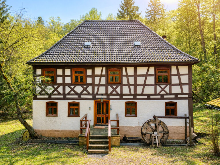 Ehemalige Mühle mit parkähnlichen Grundstück und Teich in Alleinlage von Weismain