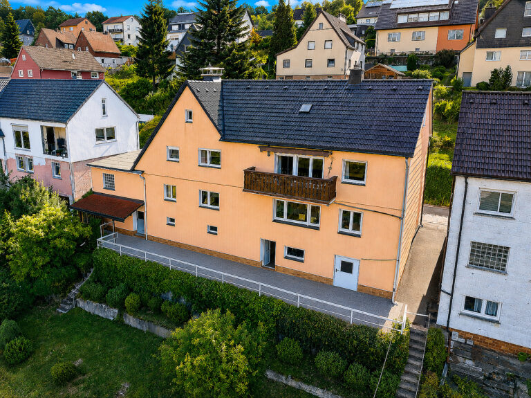 Großzügiges Wohnhaus mit Garten und traumhaften Fernblick in Tettau