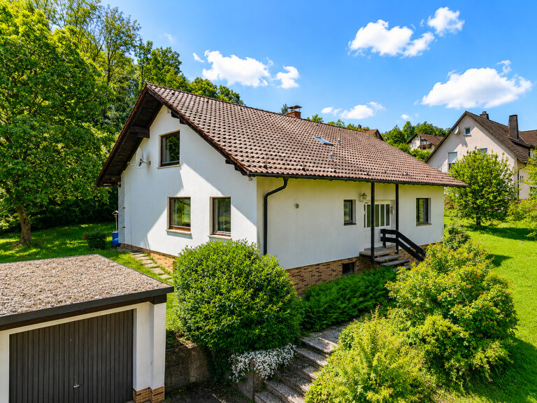Wohnhaus mit großem Garten in begehrtester Lage von Marktrodach