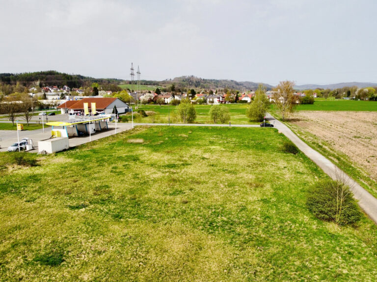 Attraktives Gewerbegrundstück mit tollem rechteckigen Schnitt direkt an der B85