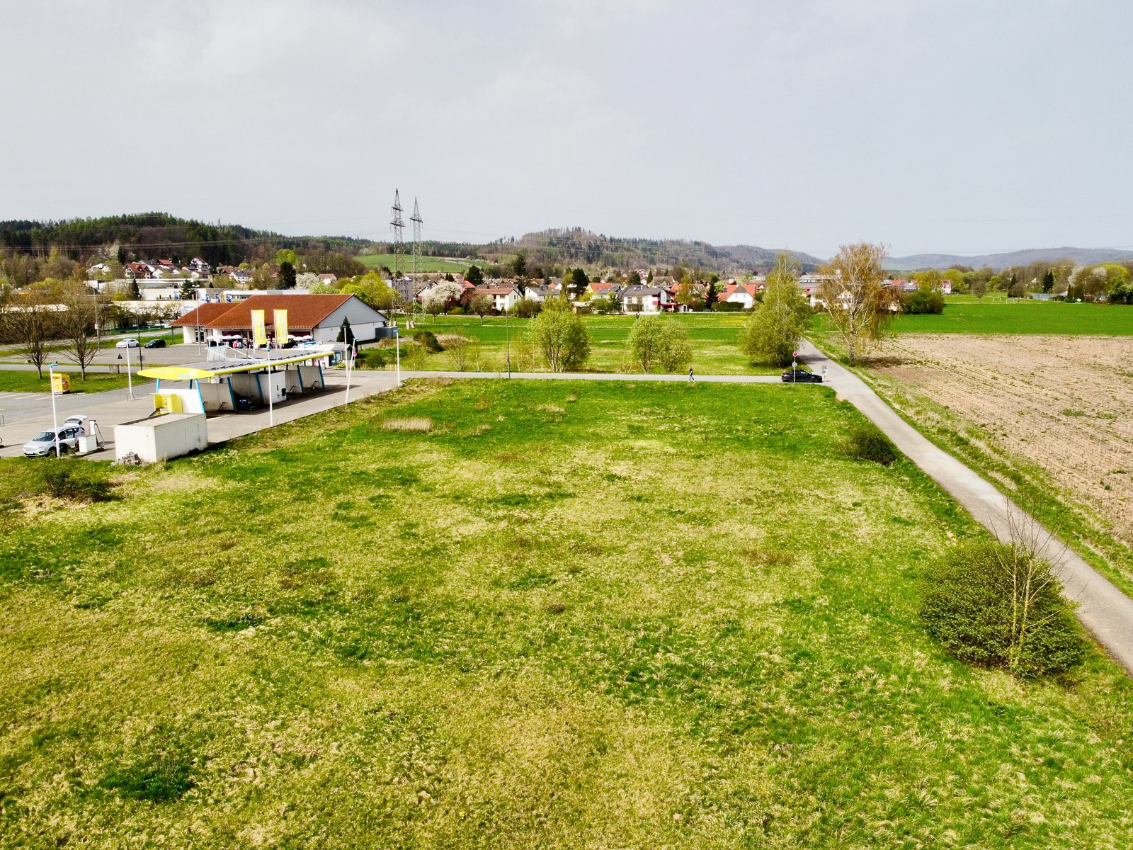 Attraktives Gewerbegrundstück mit tollem rechteckigen Schnitt direkt an der B85