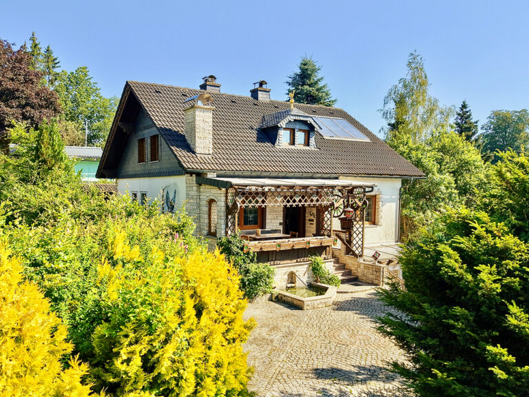 Solides Wohnhaus mit großem Garten in Windheim
