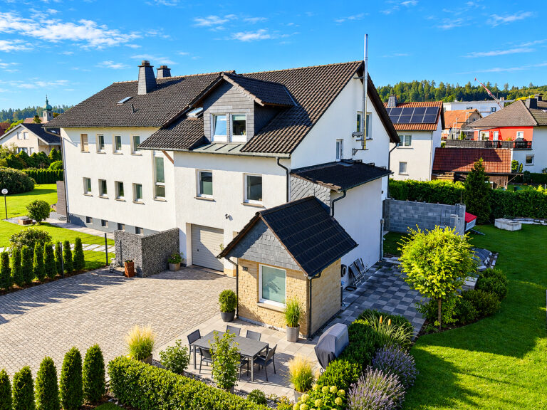 Modernisiertes Wohnhaus mit großem Grundstück in bester Lage von Stockheim