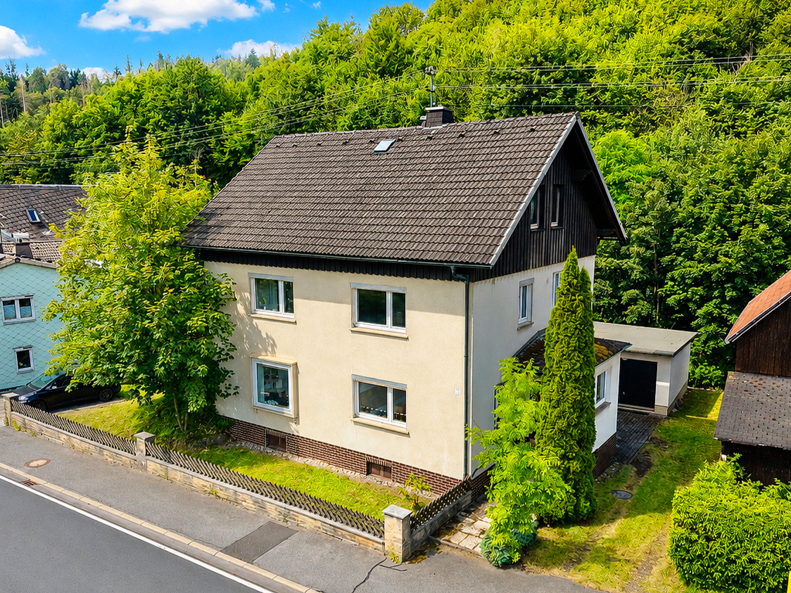 Großes Zweifamilienhaus mit Garten in Pressig OT Förtschendorf