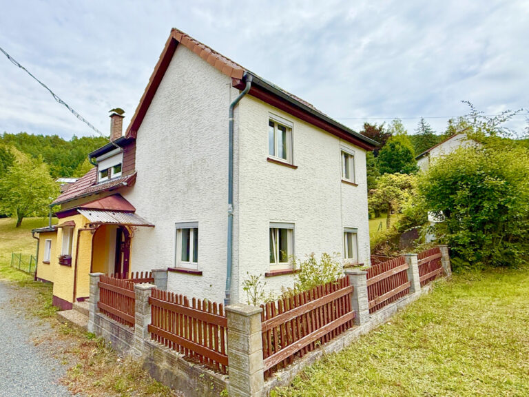 Solides Einfamilienhaus mit großen Grundstück in der Nähe von Kronach