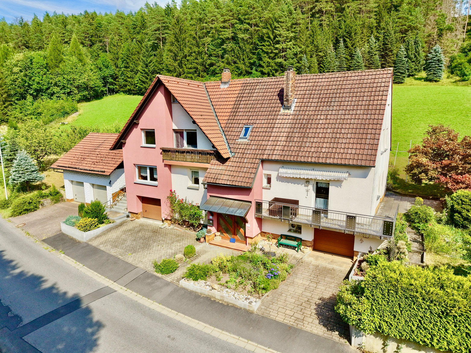 Großzügiges Zweifamilienhaus mit Garten in toller Lage von Wilhelmsthal