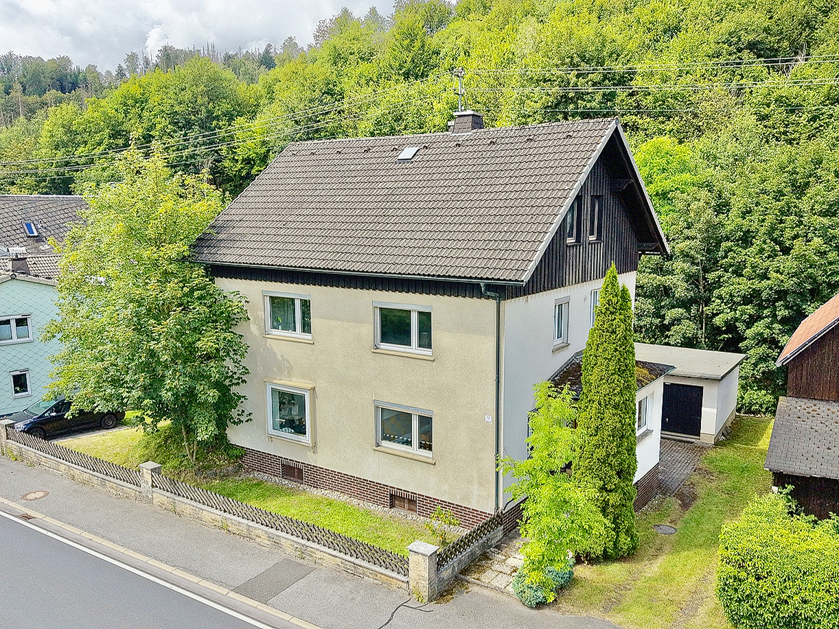 Großes Zweifamilienhaus mit Garten in Pressig OT Förtschendorf