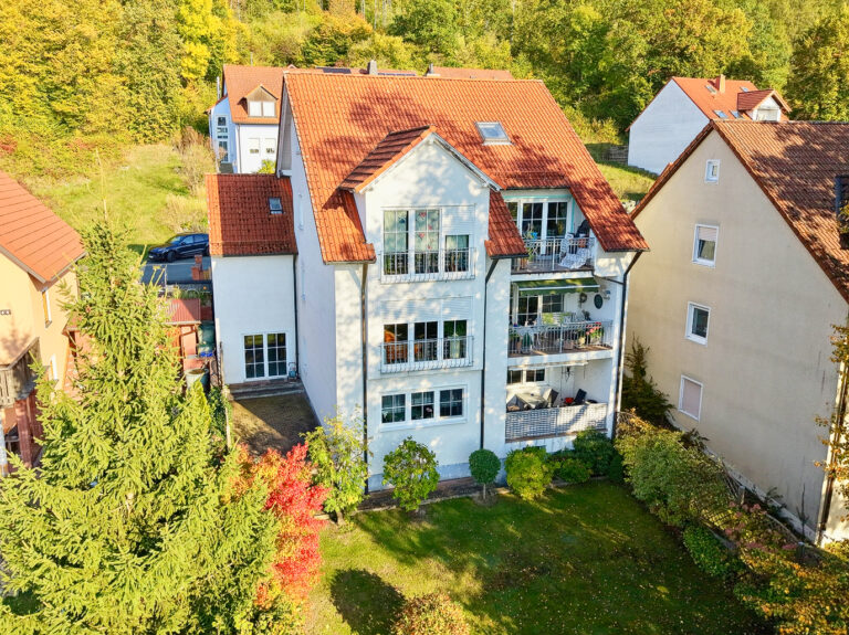 Attraktives Mehrfamilienhaus mit Fernblick in bester Lage von Wirsberg