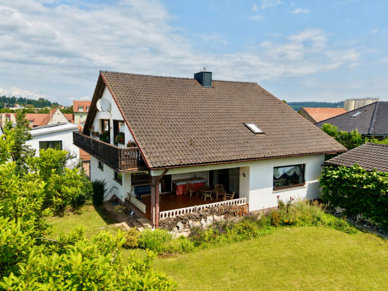 Geräumiges Zweifamilienhaus mit Garten in schöner Lage von Altenkunstadt