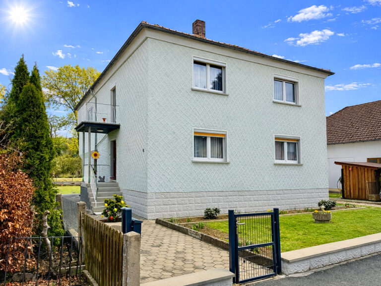 Solides Zweifamilienhaus mit großen Garten in zentraler Lage von Küps