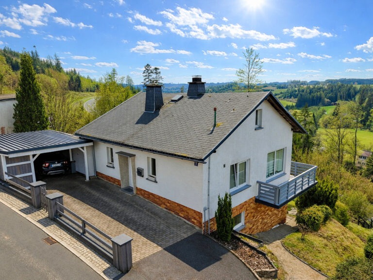 Gepflegtes Wohnhaus mit Garten und traumhaften Weitblick in Windheim