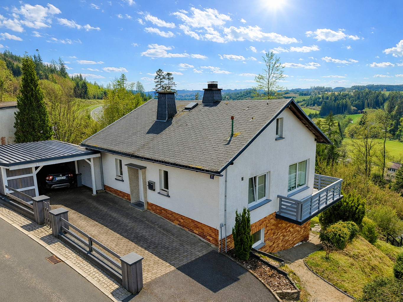 Gepflegtes Wohnhaus mit Garten und traumhaften Weitblick in Windheim