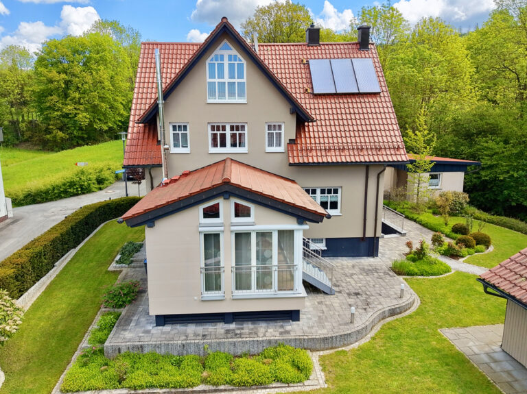 Großzügiges Wohnhaus mit traumhaft schönem Garten und Nebengebäuden in Marktrodach OT