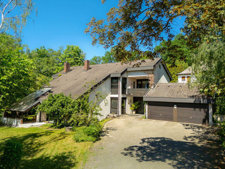 Großzügige Architektenvilla mit traumhaftem Grundstück in bester Lage von Sonnefeld