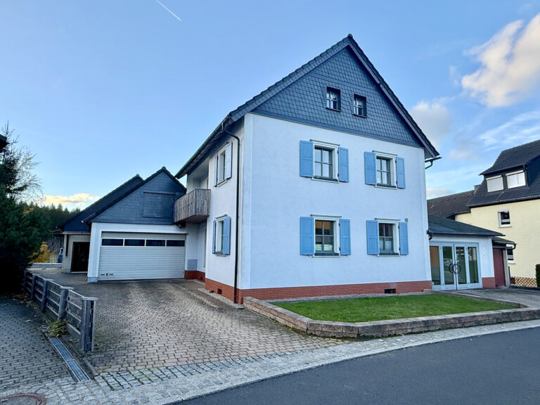 Solides Einfamilienhaus mit viel Nutzfläche und XXL-Grundstück