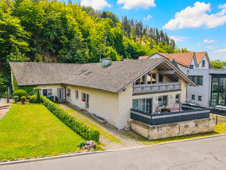 Großzügiges Wohnhaus mit Einliegerwohnung in zentraler Lage von Steinberg