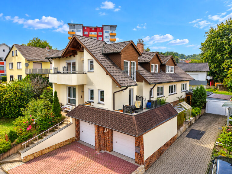 Tolles Zweifamilienhaus mit Garten in begehrter Lage von Sonnefeld