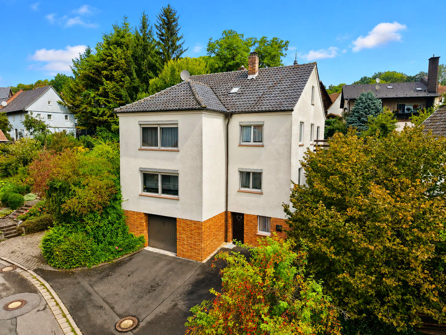 Großes Wohnhaus mit Nebengebäuden in Sonnefeld OT Gestungshausen