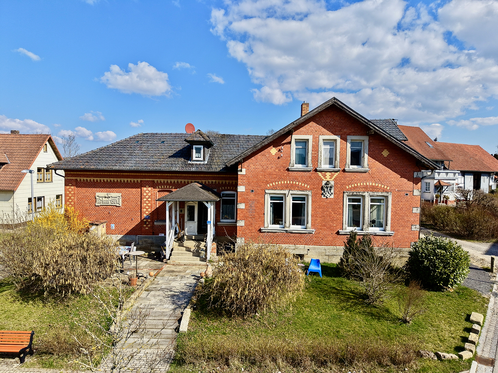Flexibles Raumwunder in Meeder: Gepflegtes 3-Parteienhaus mit Garten und Historie
